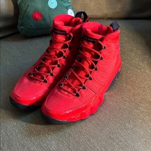 AIR JORDAN 9 RETRO CHILE RED
Worn once. No box. Slight black mark as pictured.